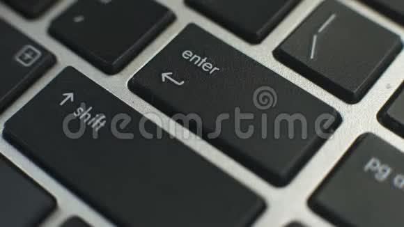 女性手按笔记本电脑键盘上的进入按钮数据输入安全访问视频的预览图