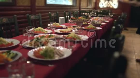 服务员在餐厅或咖啡厅餐饮店的桌子上放有食物的盘子视频的预览图