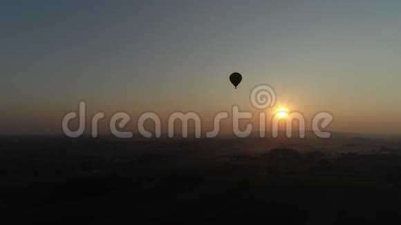 一个热气球在雾蒙蒙的早晨升起在阿米什农场视频的预览图