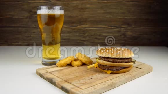 汉堡和啤酒和薯条视频的预览图