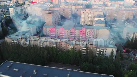 空中射击房屋燃烧视频的预览图