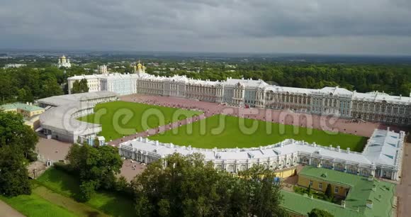 从俄罗斯TsarskoePushkin凯瑟琳宫殿的无人机顶上观看视频的预览图