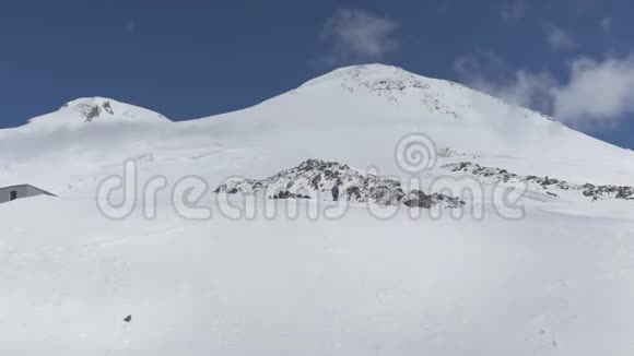 埃尔布鲁斯山的两座山峰在阳光明媚的夏日视频的预览图