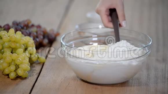糕点厨师在厨房做蛋糕厨师在厨房搅拌面团做海绵蛋糕视频的预览图