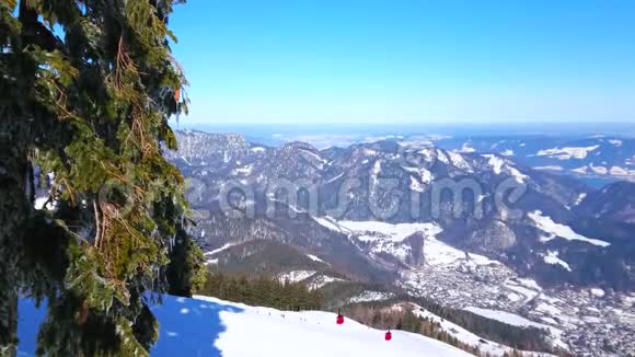 奥地利萨尔茨卡梅尔古特省兹沃费尔霍恩峰的阿尔卑斯山风光和圣吉尔根山谷视频的预览图