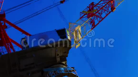 在东京的特写镜头中起重机在蓝天后面移动的一段时间视频的预览图