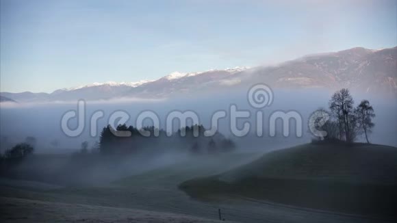 白云石神秘的风景雾蒙蒙的天气低的白云时间推移视频的预览图