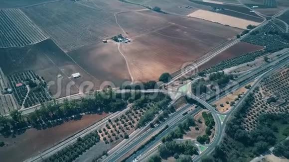 西班牙高速公路立交桥和农业风光的鸟瞰图视频的预览图