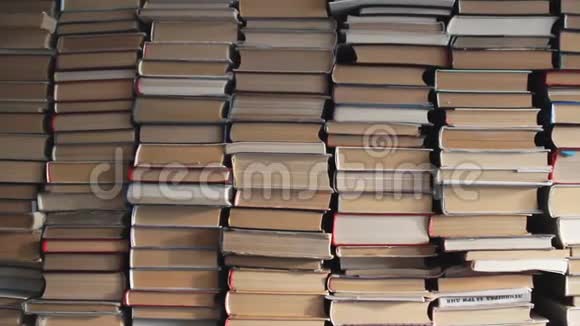 房间里成堆的书书虫图书馆内部视频的预览图