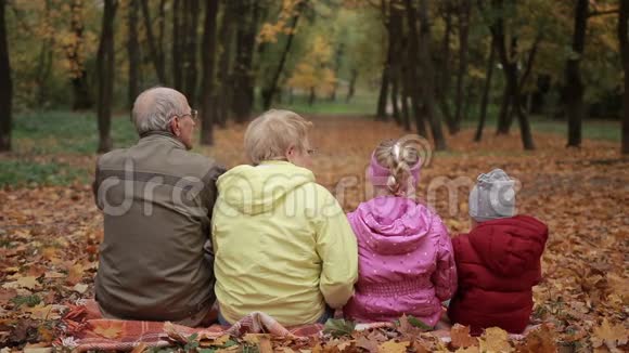 多代家庭拥抱在秋天公园视频的预览图