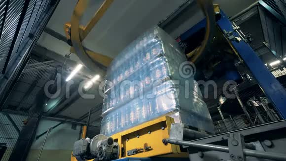 特殊的机器包装瓶子在工厂包装瓶子的过程视频的预览图