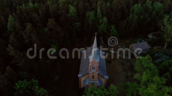 在黄金时间日落萨拉SV期间在Jurmala美丽的教堂的空中俯视简尼斯埃夫卢瑟视频的预览图