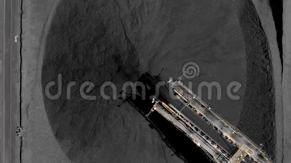 煤库和输煤皮带式起重机的航摄影像视频的预览图
