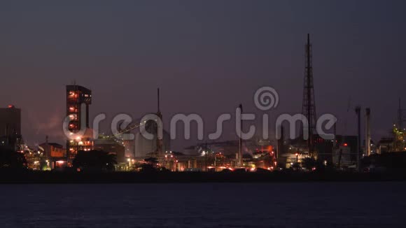 工厂和炼油厂在夜间近距离射击视频的预览图