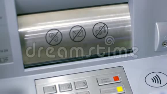 近看ATM机插槽盖打开妇女取钞票视频的预览图
