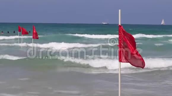 沙滩红旗示警警告在海地中海游泳有危险视频的预览图