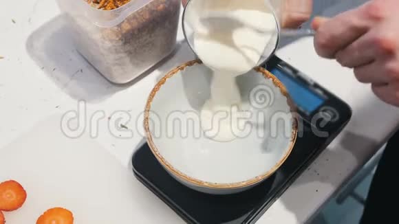 白色酸奶的布局把酸奶放在碗里视频的预览图