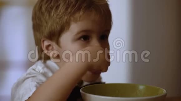 孩子早餐吃一碗麦片儿童吃饭看动画片视频的预览图