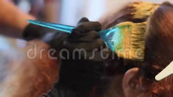 美容院客户头发垂危头发被染料覆盖宏观视频的预览图