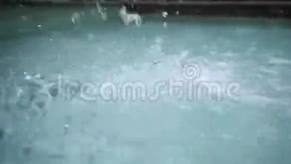 水滴溅在蓝色水面上高清录像视频的预览图