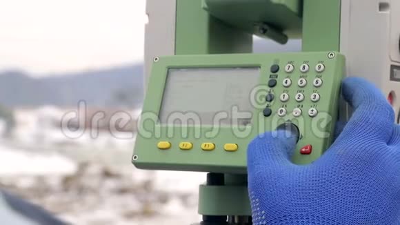 在测量距离时按下测量按钮的近距离手指冬季施工理念视频的预览图