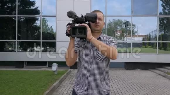 摄影师肩膀上拿着一个摄像机拍摄视频在相框里移动视频的预览图