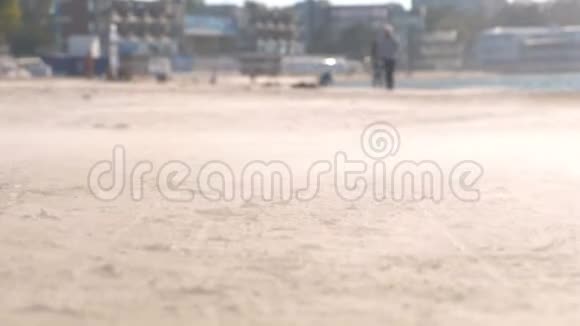 一个沿海小镇海滩上的沙尘暴视频的预览图
