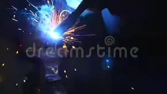 工作中焊工的特写视频的预览图