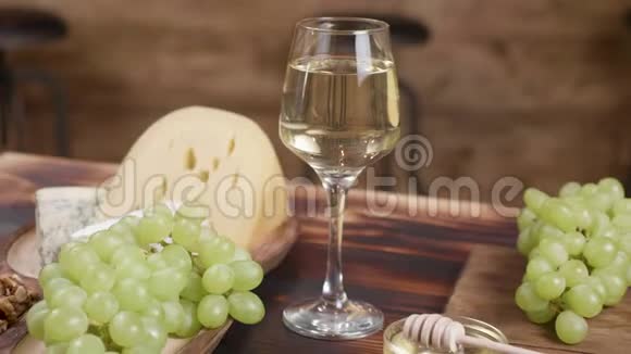 用一杯葡萄酒和葡萄旋转奶酪成分视频的预览图