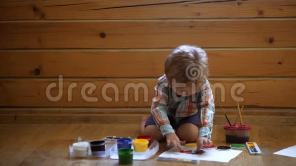 儿童绘画小艺术家手指颜料幼儿自由活动时间冰才子在里面画黄色的颜料视频的预览图