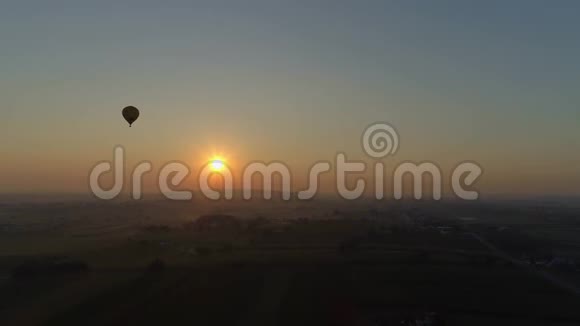 雾蒙蒙的早晨一个热气球在阿米什农场上空升起视频的预览图