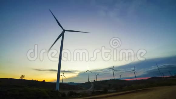 4k视频剪辑时间流逝的风涡轮运行在风景日落在夏季视频的预览图