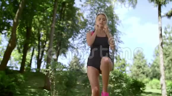 女跑步者在户外跑步前暖腿体育女运动员视频的预览图