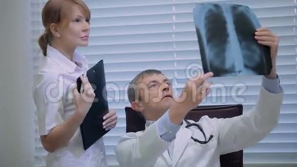 两个有x光指纹的医生视频的预览图