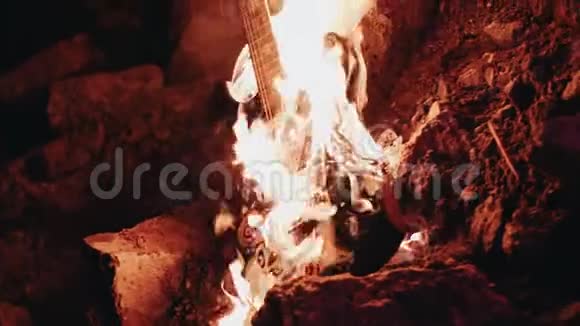 酷美的燃烧吉他镜头工具在火焰中熔化了视频的预览图