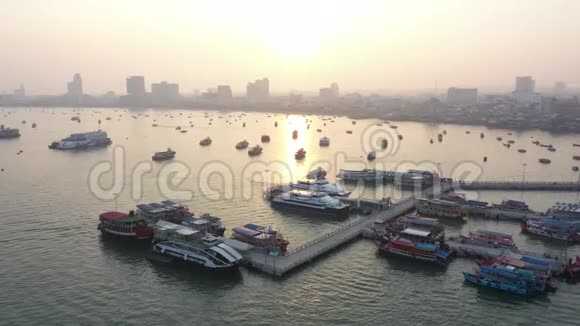 泰国芭堤雅市的空中日出视频的预览图