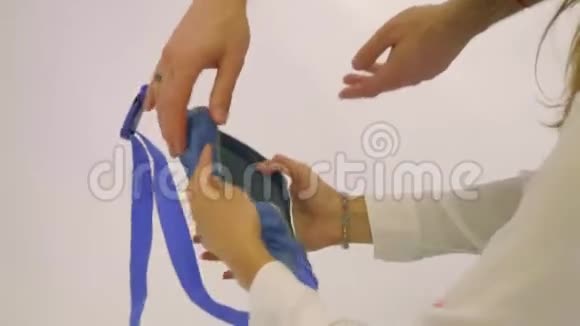 两个人手打开蓝色的扇子包视频的预览图