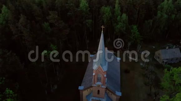 在黄金时间日落萨拉SV期间在Jurmala美丽的教堂的空中俯视简尼斯埃夫卢瑟视频的预览图