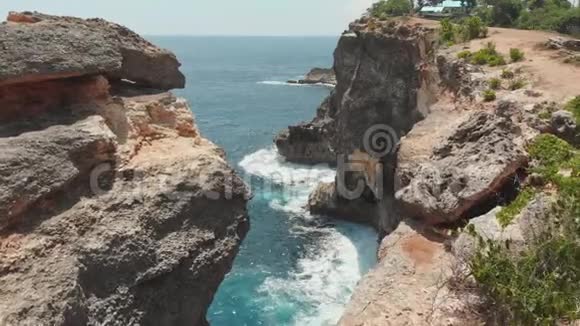 落基海岸旁边的破碎海滩努沙佩尼达岛无人机录像视频的预览图