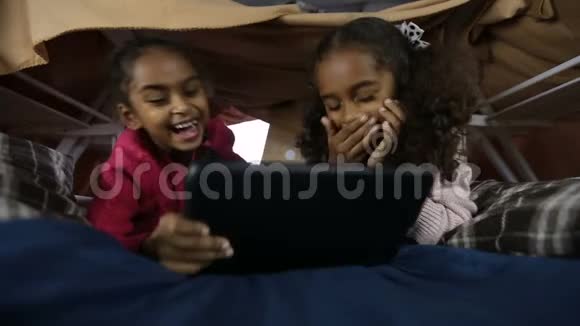 兴奋的女孩在触摸板上玩网络游戏视频的预览图