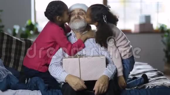 孙儿用圣诞礼物亲吻祖父视频的预览图