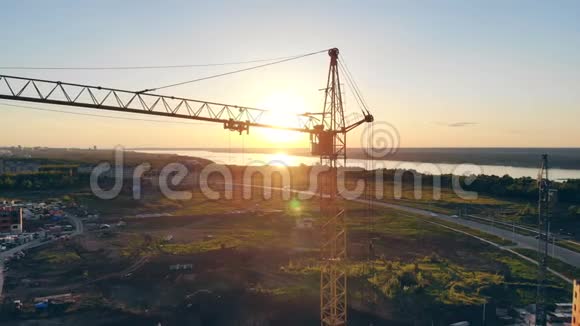 夕阳下的黄鹤特写建筑工地的塔吊视频的预览图