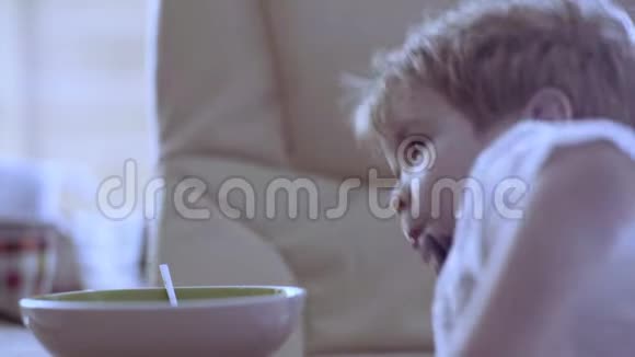 独立的孩子孤独的童年这个男孩吃自己视频的预览图