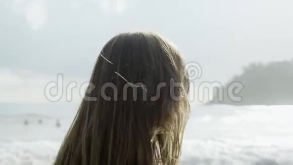 美丽的运动女孩在斯丽兰卡海滩上穿着泳装海洋视频的预览图