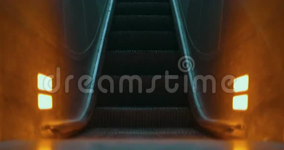 照明自动扶梯向上移动视频的预览图