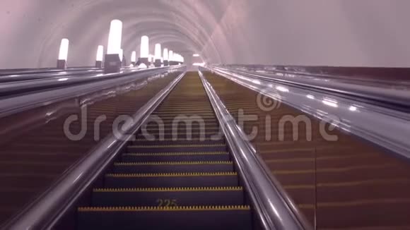 在地铁上的自动扶梯视频的预览图