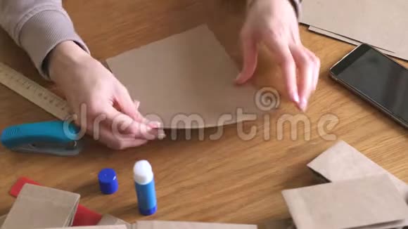 女人做一个纸袋作为礼物双手特写视频的预览图