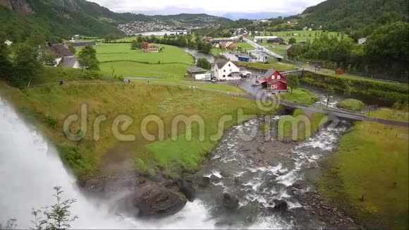 挪威山区湖边的房子视频的预览图