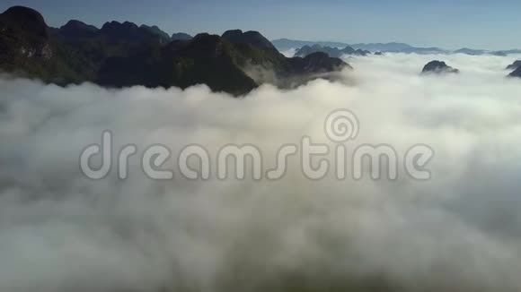天桥上悬挂在山顶上的白云视频的预览图
