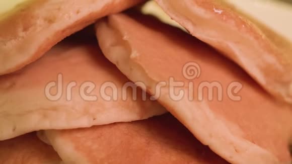 将真正的加拿大枫树糖浆浇在一煎饼CS上视频的预览图